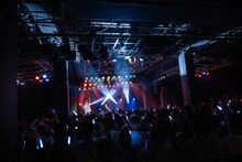 「東軍（上手）、素晴らしい盛り上がりでした。西軍はどうですか？」と下手を煽る藤井隆。