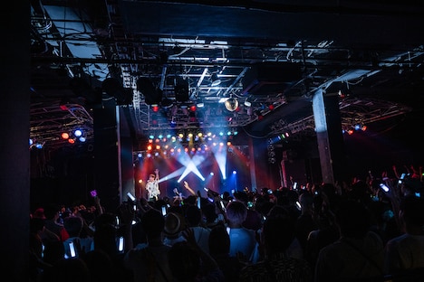 「東軍（上手）、素晴らしい盛り上がりでした。西軍はどうですか？」と下手を煽る藤井隆。