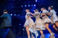 振付と逆方向に動き迫ってきた清竜人（左端）にドギマギする清真尋（左から2番目）。