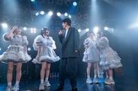 締めの挨拶を中断してアンコールを要求する清竜人（中央）と戸惑う夫人たち。