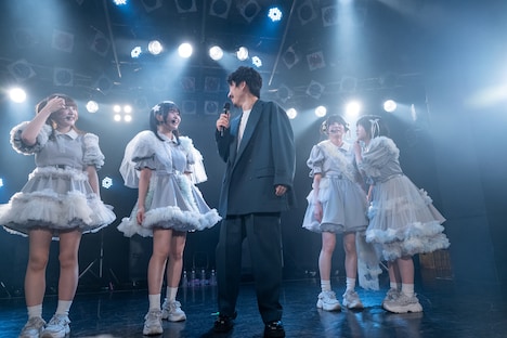 締めの挨拶を中断してアンコールを要求する清竜人（中央）と戸惑う夫人たち。