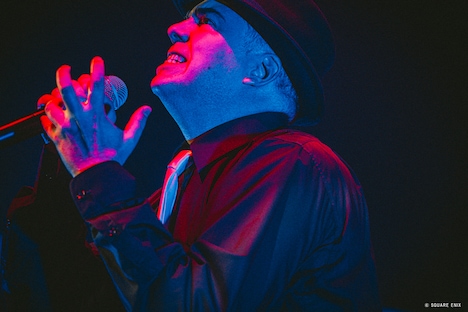 マイケル・クリストファー・コージ・フォックス（Vo）（撮影：西槇太一）