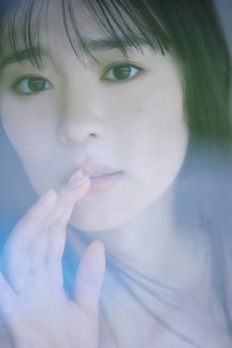 坂井仁香の2nd写真集「ひとかけら」より。（撮影：中村和孝）