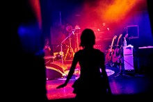 竹内アンナのシルエット。（Photo by Kazushi Hamano）