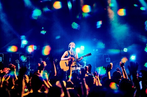 「竹内アンナ 弾き語りツアー2025 "never mind, dance"」東京・LIQUIDROOM公演より。（Photo by Kazushi Hamano）