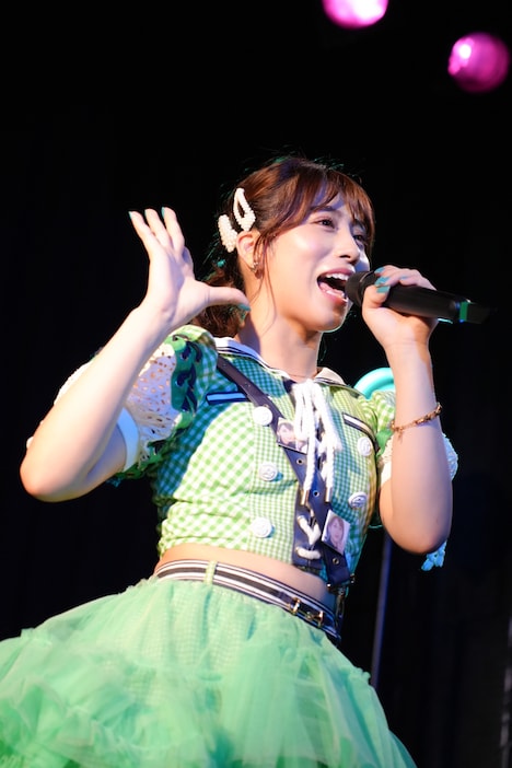 セットリスト担当の坂本遥奈（TEAM SHACHI）。