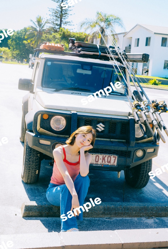 富田鈴花（日向坂46）1st写真集「鈴花サーキット」特典ポストカードデザイン（撮影：峠雄三）©光文社