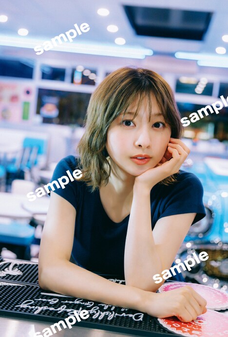 富田鈴花（日向坂46）1st写真集「鈴花サーキット」特典ポストカードデザイン（撮影：峠雄三）©光文社