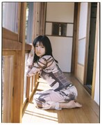 頓知気さきなのフォトスタイルブックより、熱海での1stショット。（撮影：松岡一哲）