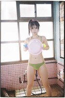 頓知気さきなのフォトスタイルブックより、昭和レトロな温泉で撮影されたカット。（撮影：松岡一哲）