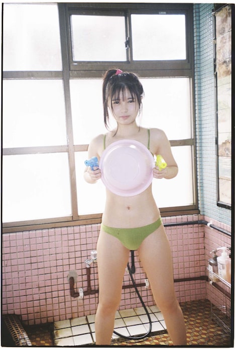 頓知気さきなのフォトスタイルブックより、昭和レトロな温泉で撮影されたカット。（撮影：松岡一哲）