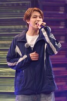 リハーサル中のタカシ。