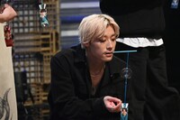 風鈴をくわえるアロハ。