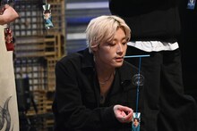 風鈴をくわえるアロハ。