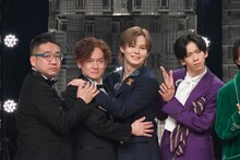 記念撮影をするなすなかにし、カイ、リョウガ（左から）。