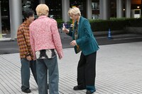 本番までの時間にけん玉で遊ぶメンバー。