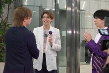 カイとリョウガに見守られながらけん玉を練習するタカシ。