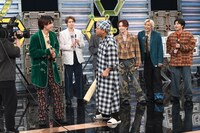 突然の乱入者に驚くタクヤ（左）。