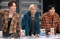 テーブルクロス引きのリプレイを確認するマサヒロ、アロハ、ハル（左から）。