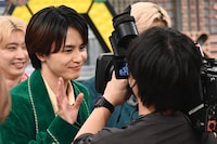 カメラアピールをするタクヤ。