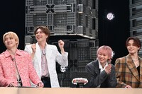 タクヤのコメントに大喜びするタカシ（左から2番目）。