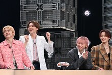 タクヤのコメントに大喜びするタカシ（左から2番目）。