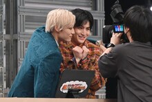 カメラアピールするアロハとハル。