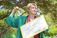 シューヤの上腕二頭筋を再現するユーキ。