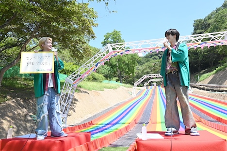 ユーキ（左）の「マジカルバナナ野田クリスタル」にツッコまずにはいられないリョウガ（右）。