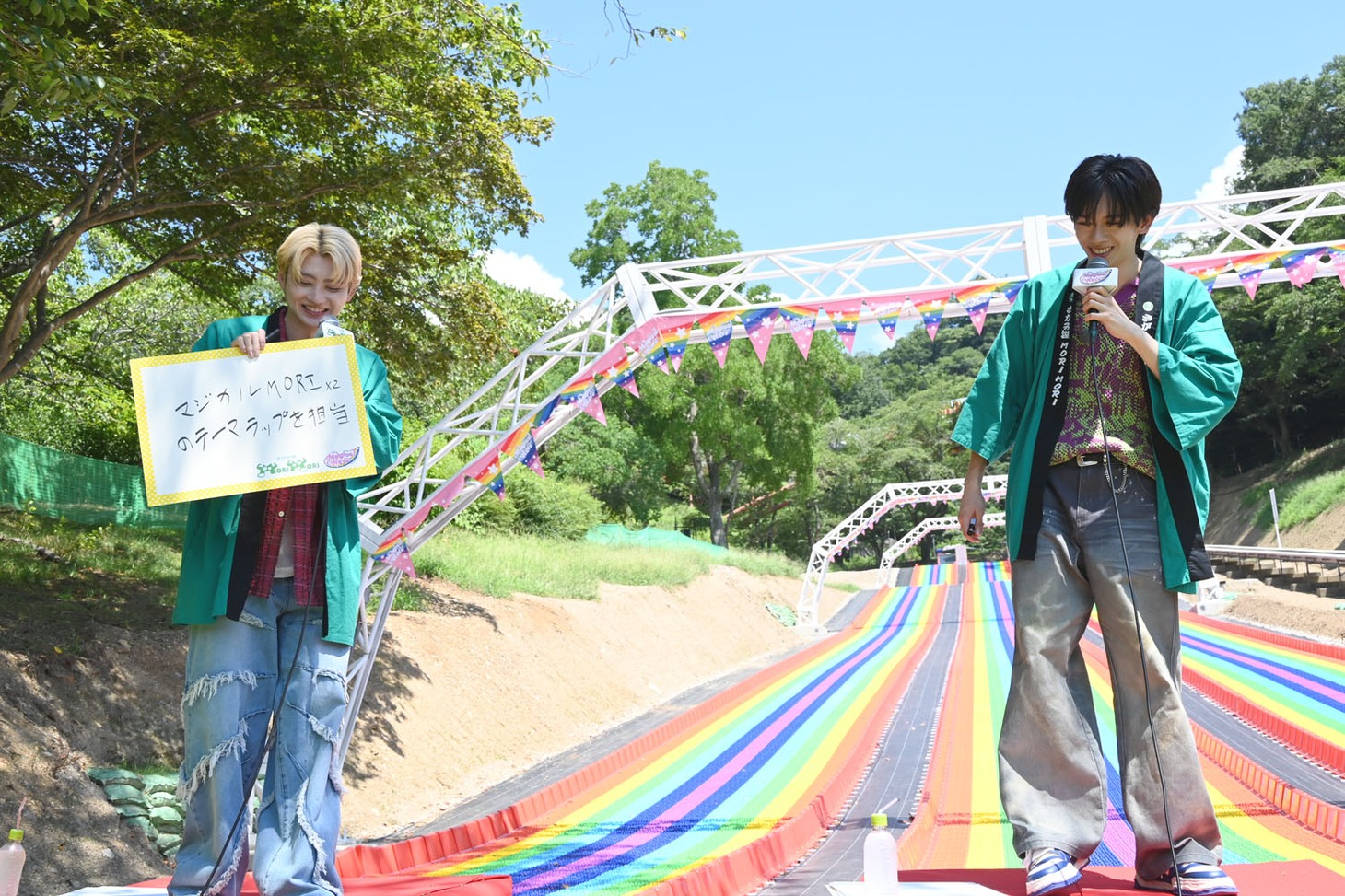 「さがみ湖MORI MORI」の独特なテーマソングが気になっていた2人。