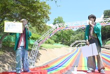 リョウガ（右）にほめ言葉を送るユーキ（左）。