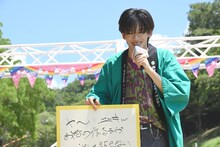 ユーキにほめ言葉を送るリョウガ。