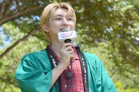 リョウガのほめ言葉にうれしそうなユーキ。