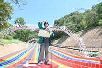 周囲を見渡し「こんな『さがみ湖MORI MORI』は嫌だ」の答えを考えるリョウガ。