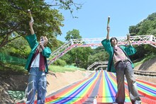 クラッカー発射のカウントダウンをするユーキとリョウガ。