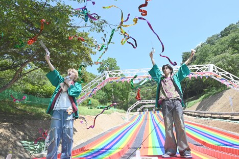 クラッカーを発射したユーキとリョウガ。