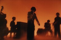 OSHIKIKEIGO「メイラード」ミュージックビデオより。