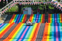 マジカルウェーブを体験中のリョウガ。（写真提供：さがみ湖MORI MORI）