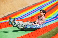 マジカルウェーブを体験中のリョウガ。（写真提供：さがみ湖MORI MORI）