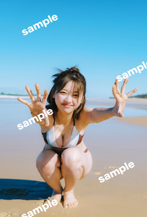 富田鈴花（日向坂46）1st写真集「鈴花サーキット」特典ポストカードデザイン（撮影：峠雄三）©光文社
