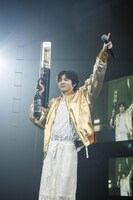 バズーカを持つimase。（撮影：橋本優）