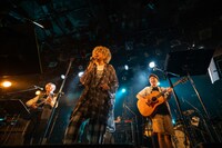 左から中野テルヲ（Syn, G, Vo）、KERA（Vo）、みのすけ（Dr, G, Vo）。