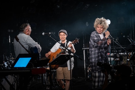 左から中野テルヲ（Syn, G, Vo）、みのすけ（Dr, G, Vo）、KERA（Vo）。