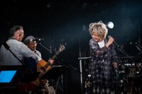 左から中野テルヲ（Syn, G, Vo）、みのすけ（Dr, G, Vo）、KERA（Vo）。