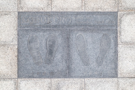 足形モニュメント