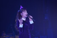 「楽園のDoor」を披露する南野陽子。 ©HIRO EDWARD SATO