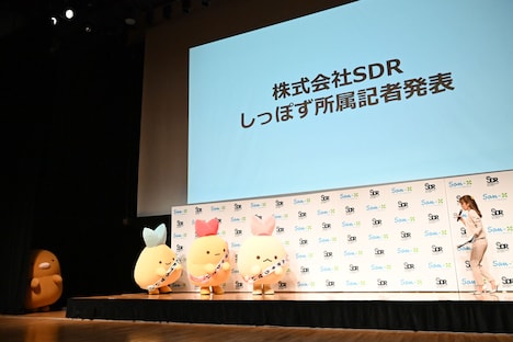 ステージの中央に誘われるしっぽずを見守るとんかつ（左端）。