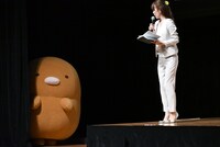 しっぽずを見守るとんかつ（左）。