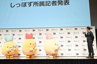 宮下昌也副社長（右）の話を聞くしっぽず。