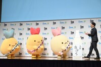 宮下昌也副社長（右）から「高級揚げ油1年分」を贈られたしっぽず。